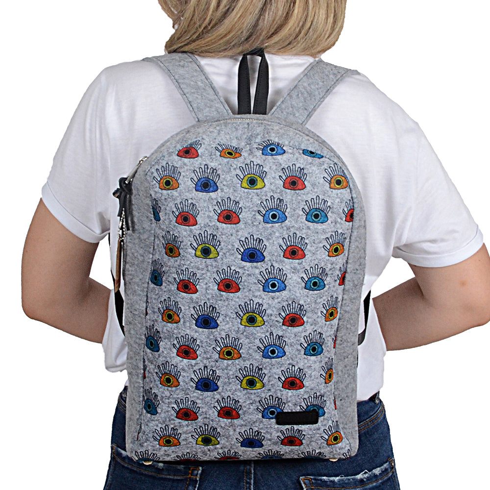 Bunter Biggdesign My Eyes on You Rucksack aus Filz mit fröhlichem Muster, ideal für Schule und Freizeit.